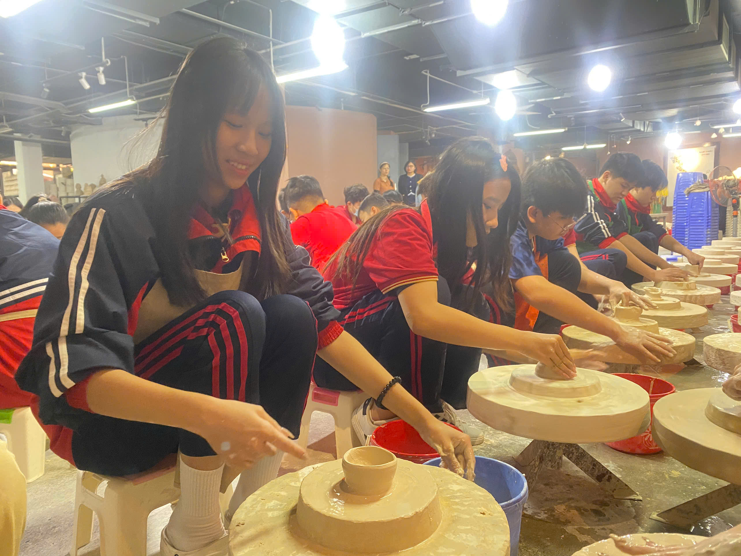 HOẠT ĐỘNG TRẢI NGHIỆM THÚ VỊ TẠI LÀNG GỐM BÁT TRÀNG - NƠI BẢO TỒN TINH HOA VĂN HÓA DÂN TỘC