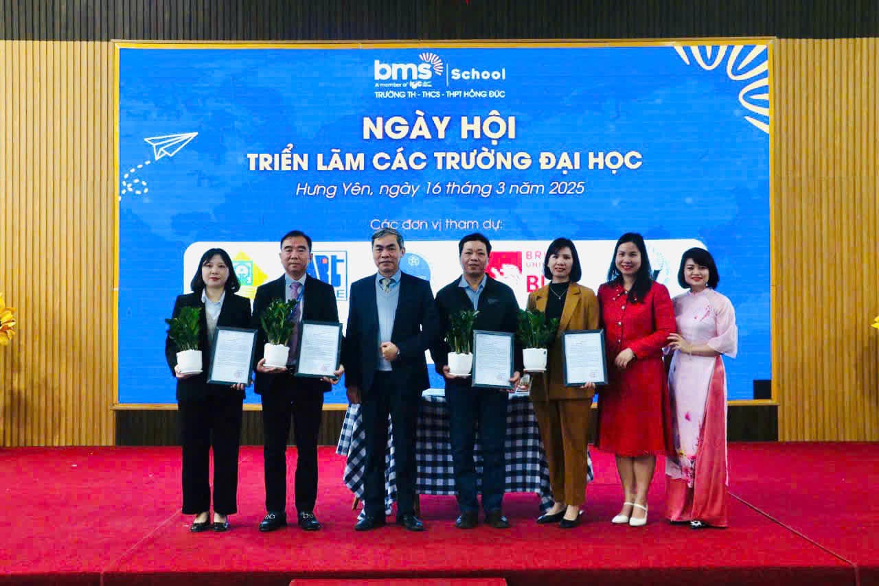 Bùng nổ với "Ngày hội hướng nghiệp - Triển lãm các trường Đại học"